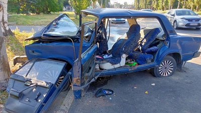 У Черкасах авто в'їхало в електроопору У Черкасах авто в'їхало в електроопору