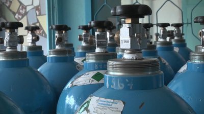 Щодня у пошуках: на Донеччині для хворих на коронавірус рідні самостійно шукають кисень