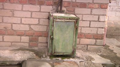 Неможливо користуватись технікою: в одному з будинків Херсона електромережа не витримує навантаження Неможливо користуватись технікою: в одному з будинків Херсона електромережа не витримує навантаження