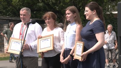 200 метрів завдовжки: у Чернігові розгорнули найбільший рушник України 200 метрів завдовжки: у Чернігові розгорнули найбільший рушник України