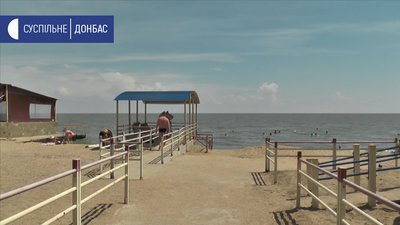 У Маріуполі люди з інвалідністю не можуть дістатися до пляжу
