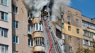 "Я кажу: "Валя, зайдіть, бо стріляють". Очевидці розповіли про наслідки обстрілів Херсона "Я кажу: "Валя, зайдіть, бо стріляють". Очевидці розповіли про наслідки обстрілів Херсона
