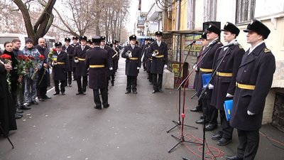 Мешканці Одеси та учні Військово-Морського ліцею вшанували пам’ять Героїв Крут Мешканці Одеси та учні Військово-Морського ліцею вшанували пам’ять Героїв Крут