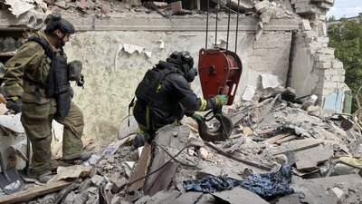 Рятувальники розбирають завали, аби деблокувати загиблого чоловіка у Слов'янську
