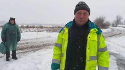 Три доби заблоковані снігом: у селі Дробишів на Чернігівщині не можуть прочистити дорогу Три доби заблоковані снігом: у селі Дробишів на Чернігівщині не можуть прочистити дорогу