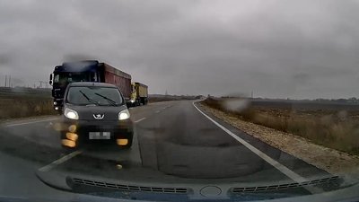 Ожеледиця й неконтрольоване авто: відеореєстратор зняв момент ДТП біля Рівного