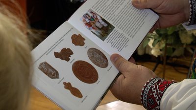 У Житомирі в Домі української культури презентували книгу "Лемківский медяник" У Житомирі в Домі української культури презентували книгу "Лемківский медяник"
