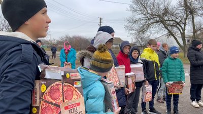 Благодійний захід. На Миколаївщині шотландські волонтери готували піцу для дітей Благодійний захід. На Миколаївщині шотландські волонтери готували піцу для дітей