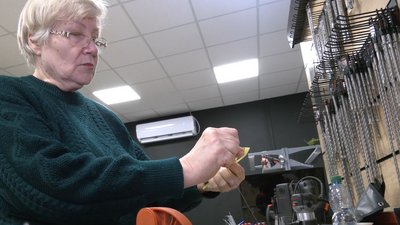 "З вірою в перемогу": черкаські волонтерки плетуть основу для маскувальних сіток