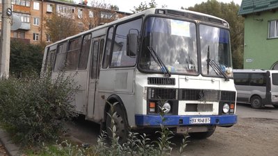 На Хмельниччині перевізник не довозить людей до кінцевої зупинки. В чому причина