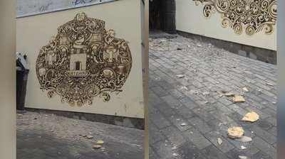 В центрі Житомира шматки штукатурки обвалилися з фасаду будинку і впали на тротуар