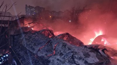 У Дніпрі горів склад: пожежу гасили дві години