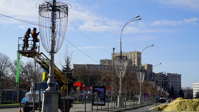 На площі Свободи у Харкові почали монтувати новорічну ялинку На площі Свободи у Харкові почали монтувати новорічну ялинку