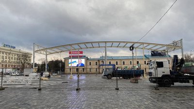 На майдані Свободи у Харкові розбирають новорічні інсталяції та ярмарок На майдані Свободи у Харкові розбирають новорічні інсталяції та ярмарок