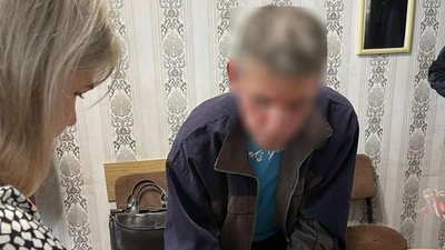 напав з ножем на ТЦК, Синельникове 