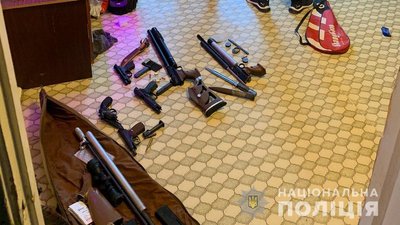 Гвинтівки, пістолети та наркотики: вдома у двох чернівчан виявили склад зброї