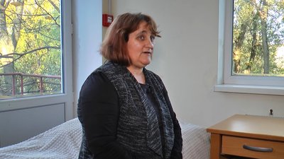 Змушували дітей співати гімн РФ та погрожували забрати сина. Жителька Луганщини розповіла про окупацію