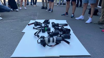 "Вироки — де?". Під МВС журналісти провели акцію протесту через насильство проти працівників ЗМІ "Вироки — де?". Під МВС журналісти провели акцію протесту через насильство проти працівників ЗМІ