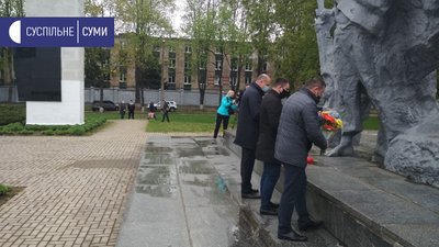 У Сумах відзначили День пам'яті та примирення покладанням квітів У Сумах відзначили День пам'яті та примирення покладанням квітів