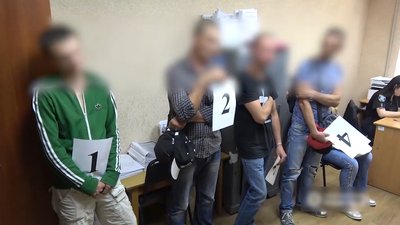 У Сумах на чоловіка напали у під'їзді та побили — нападників затримали