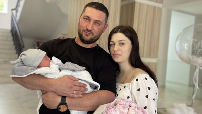 Подружжя з новонародженим сином