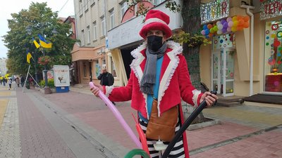 Клоуни на Проскурівській дарують посмішки. Клоуни на Проскурівській дарують посмішки.