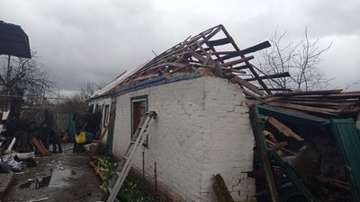 Мешканці Великої Писарівки живуть поруч зі снарядом в стіні Мешканці Великої Писарівки живуть поруч зі снарядом в стіні