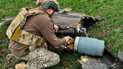 Вибухотехнік поруч із російським дроном