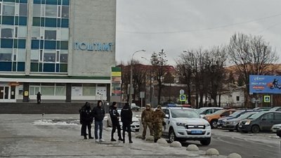 Правоохоронці переіряли повідомлення про замінування на хмельницькому залізничному вокзалі. Правоохоронці переіряли повідомлення про замінування на хмельницькому залізничному вокзалі.