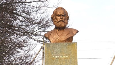 Декомунізація не дійшла. На Миколаївщині знайшли ще один пам'ятник Леніну Декомунізація не дійшла. На Миколаївщині знайшли ще один пам'ятник Леніну