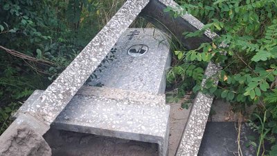 Пошкоджена могила на центральному кладовищі в Осколі Ізюмського району