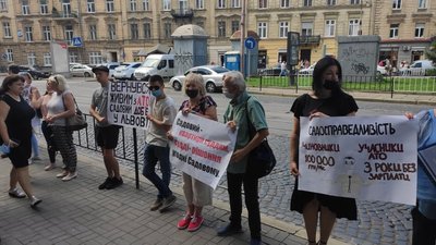 У Львові протестують лікарі комунальної стоматологічної клініки У Львові протестують лікарі комунальної стоматологічної клініки