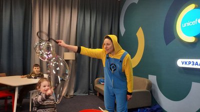 На львівському вокзалі відкрили простір для пасажирів з дітьми На львівському вокзалі відкрили простір для пасажирів з дітьми