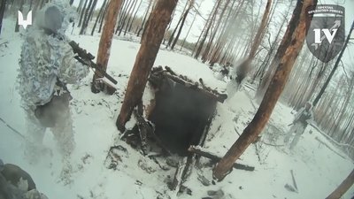 Українські військові зі зброєю під час операції у Донецькій області