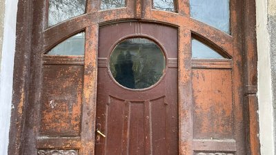 Старовинні двері у Чорткові, які відреставрують Старовинні двері у Чорткові, які відреставрують