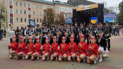 Традиційно на святі - оркестр поліції області та хмельницькі мажоретки. Традиційно на святі - оркестр поліції області та хмельницькі мажоретки.