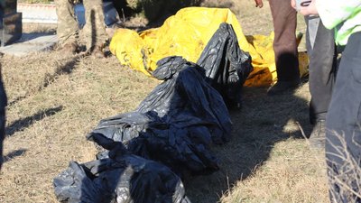 Розстріляли два автобуси: поліція розслідує масове вбивство окупантами у Боровій на Харківщині Розстріляли два автобуси: поліція розслідує масове вбивство окупантами у Боровій на Харківщині
