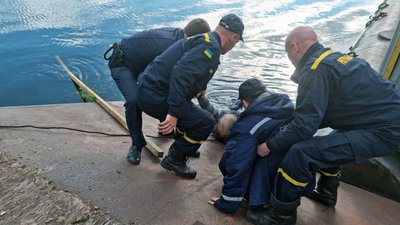 На Дніпропетровщині поліцейські з рятувальниками допомогли рибалці, який впав у річку