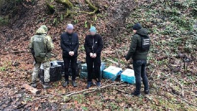 На Закарпатті затримали двох контрабандистів, які несли цигарки в Румунію
