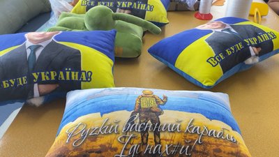 «Бойові гуси» та «Джавелінчики»: патріотична колекція м'яких іграшок ніжинської фабрики «Бойові гуси» та «Джавелінчики»: патріотична колекція м'яких іграшок ніжинської фабрики