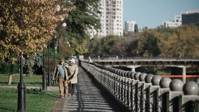 Чоловік та жінка гуляють набережною