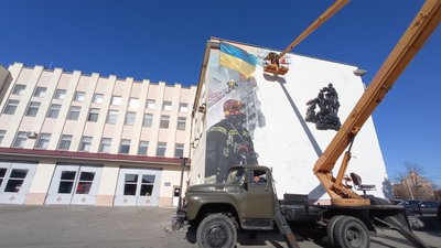 "Показати героїчну працю": як у Полтаві створюють мурал на честь рятувальників "Показати героїчну працю": як у Полтаві створюють мурал на честь рятувальників