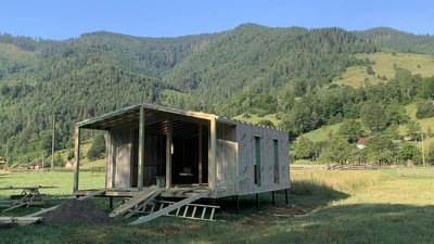 Будівництво книгарні "Коцюбинський" посеред Карпат