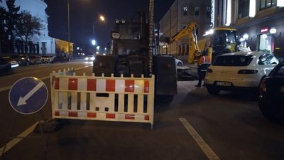 У центрі Києва прорвало трубу, пошкоджено асфальт У центрі Києва прорвало трубу, пошкоджено асфальт