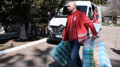 Отримують із закордону і роздають. Червоний Хрест доставляє гумдопомогу переселенцям на Буковині Отримують із закордону і роздають. Червоний Хрест доставляє гумдопомогу переселенцям на Буковині