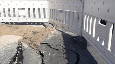 Під Радою провалився асфальт