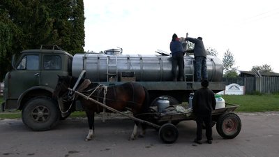 Кіньми та велосипедом: як жителі Новгород-Сіверщини доставляють молоко