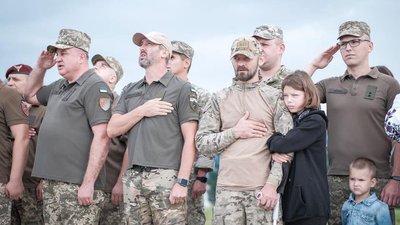 У Чернівцях до Дня прапора підняли найвищий стяг області У Чернівцях до Дня прапора підняли найвищий стяг області