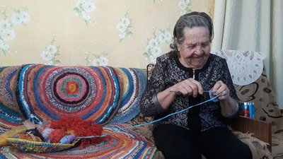 Лариса Бондаренко в'яже килими з поліетиленових пакетів та сіток від овочів Лариса Бондаренко в'яже килими з поліетиленових пакетів та сіток від овочів
