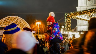 Понад 30 метрів у висоту та 20 тисяч іграшок. У Києві засвітили головну ялинку країни Понад 30 метрів у висоту та 20 тисяч іграшок. У Києві засвітили головну ялинку країни